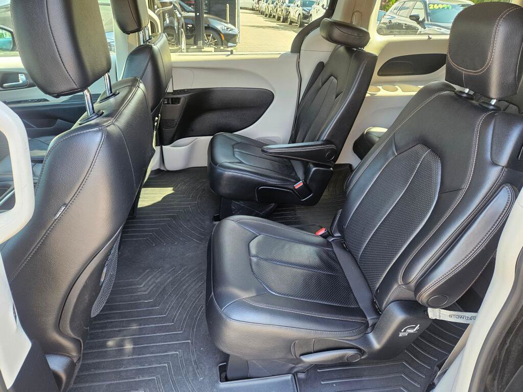 Used 2019 Chrysler Pacifica Touring-L FWD image 14