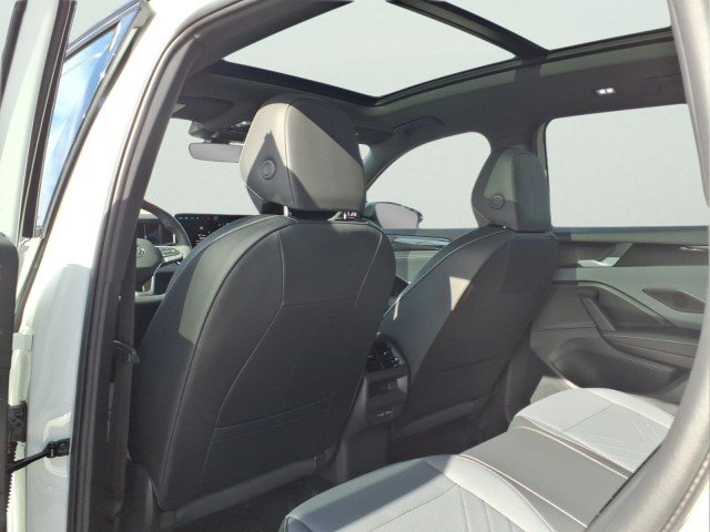 New 2026 Volkswagen Tiguan SE R-Line image 11