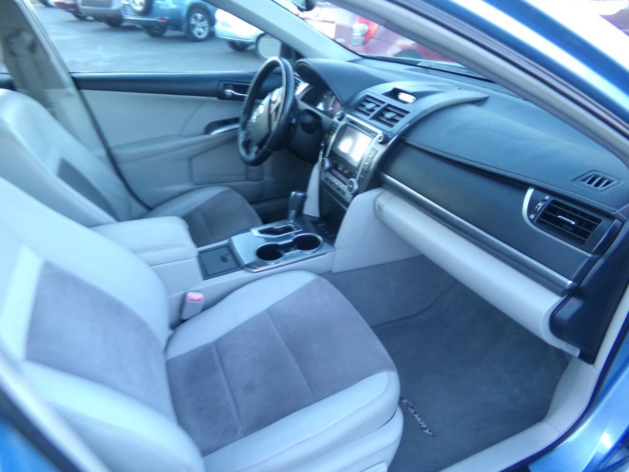 Used 2012 Toyota Camry XLE w/ Leather Pkg FWD image 12