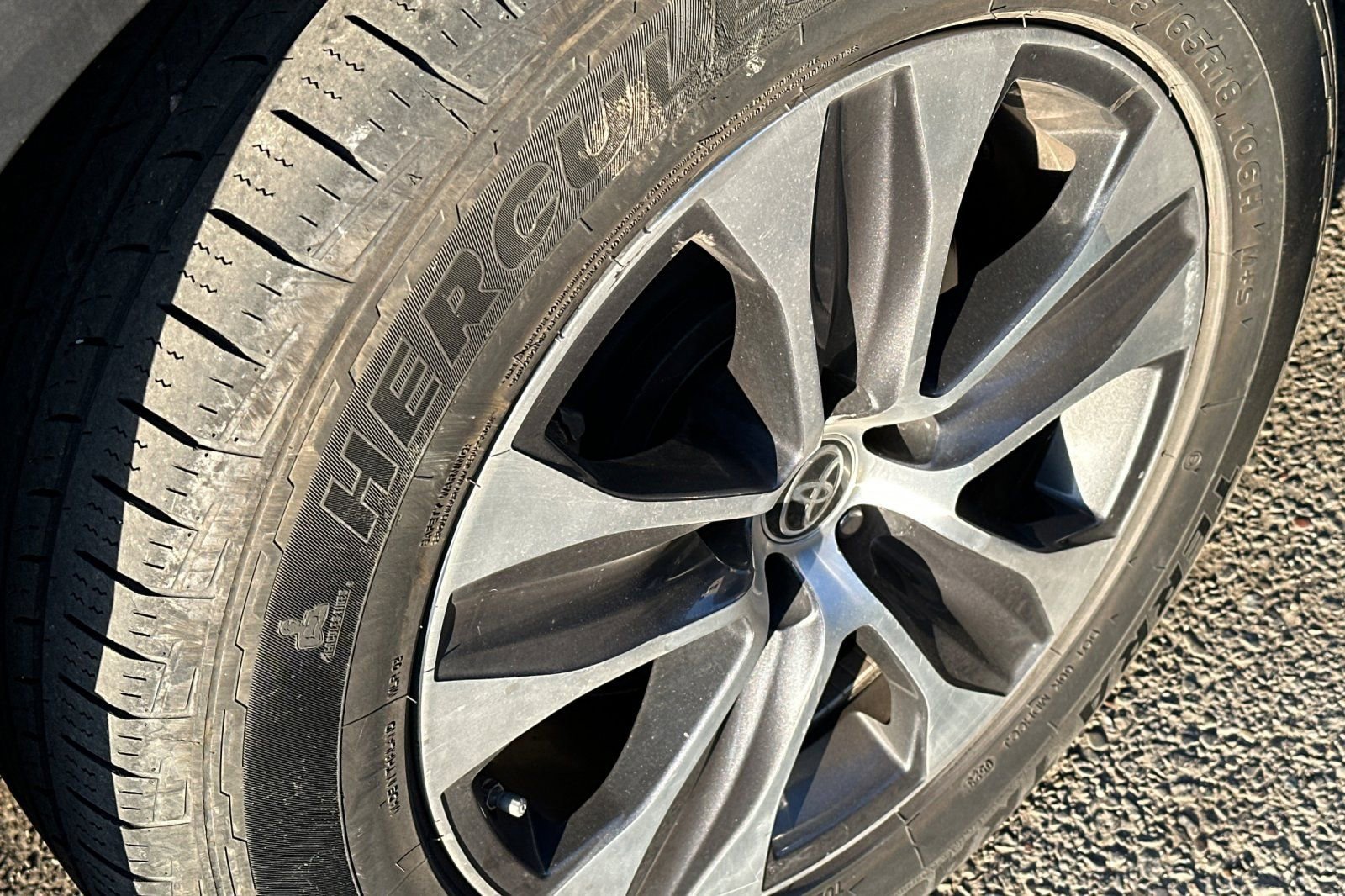 Used 2020 Toyota Highlander XLE image 4