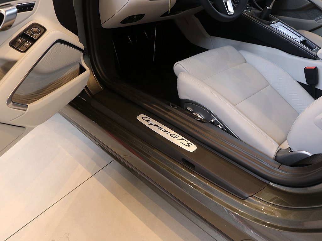 Used 2025 Porsche 718 Cayman GT4 image 47