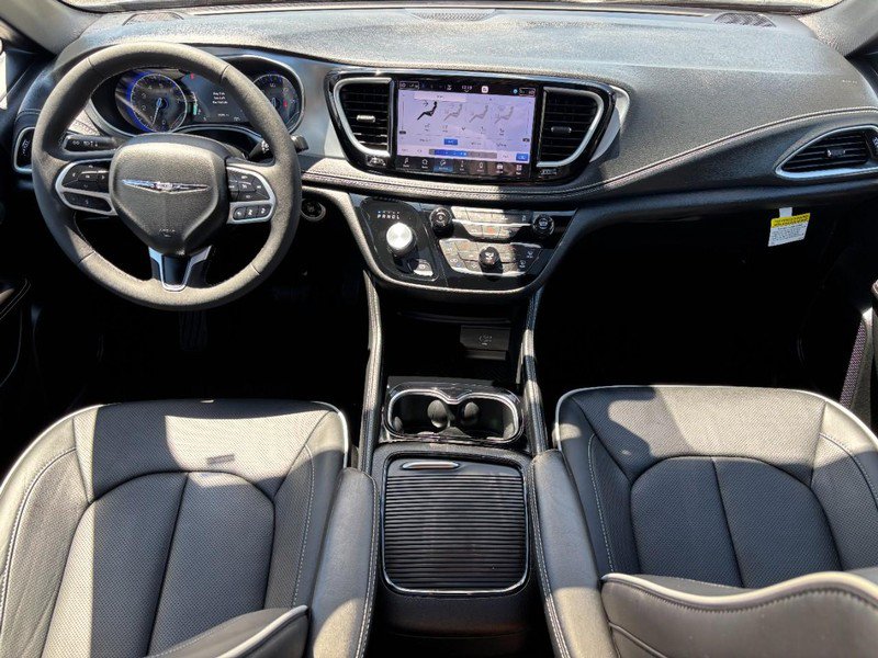 Used 2026 Chrysler Pacifica Limited FWD image 13