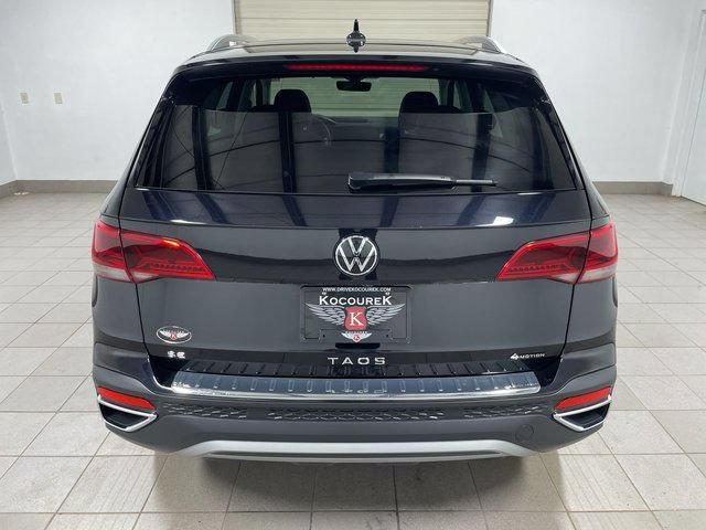 Used 2023 Volkswagen Taos SE w/ Panoramic Sunroof Package AWD/4WD image 5
