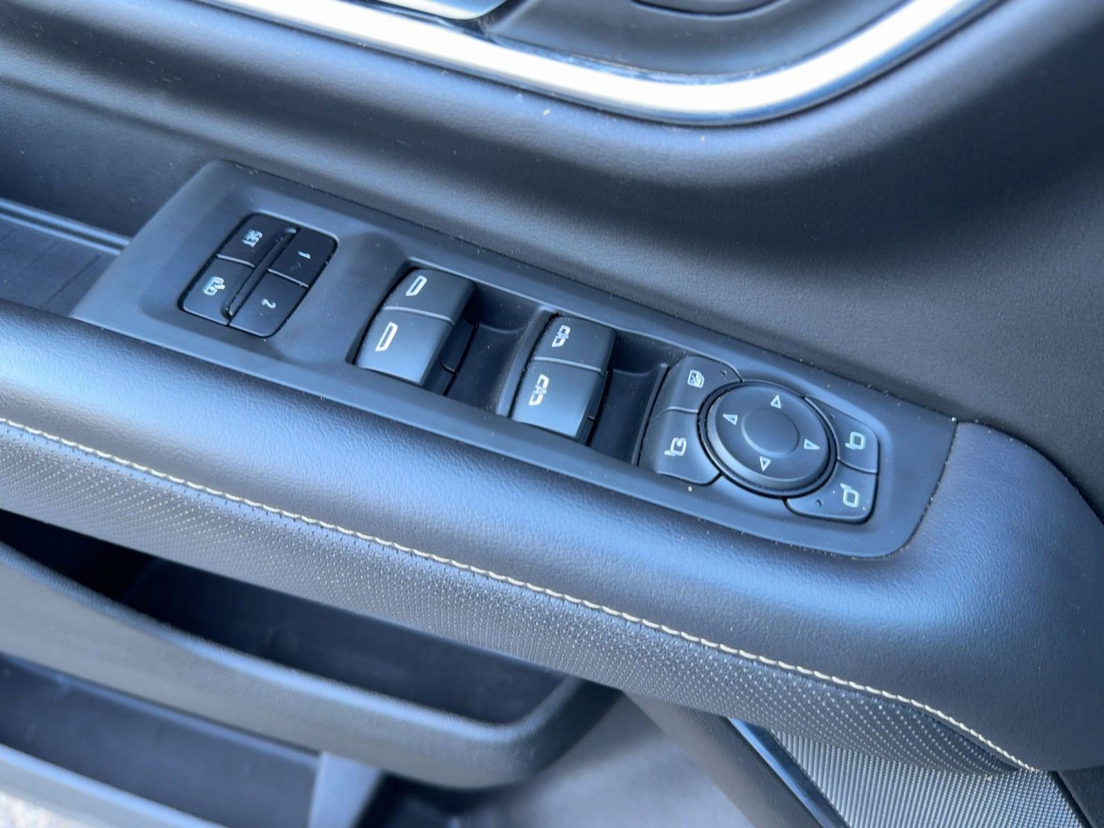 Used 2022 GMC Yukon SLT w/ SLT Premium Package image 28