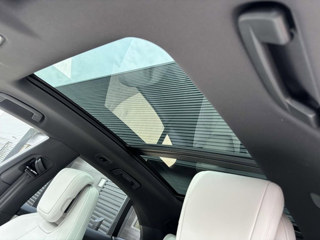 Used 2025 Porsche Macan 4 Electric image 27