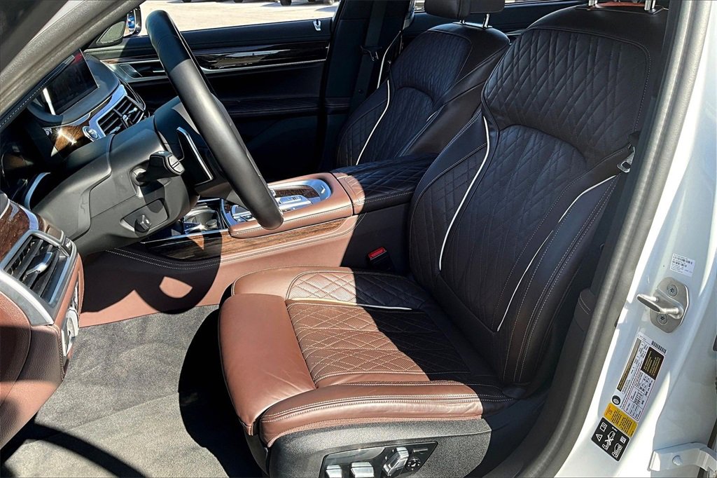 Used 2022 BMW 750i xDrive w/ Luxury Rear Seating Package image 18