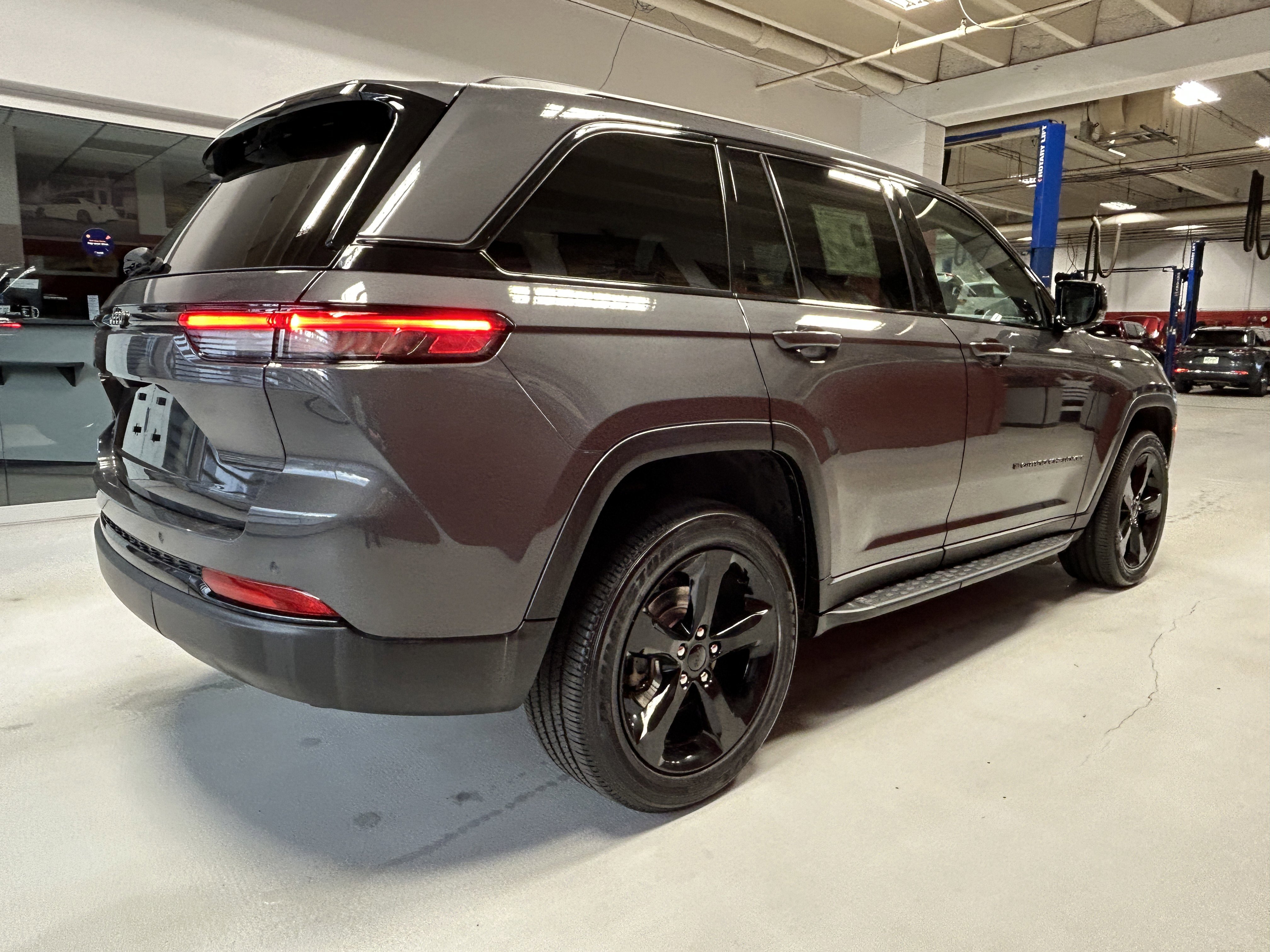 Certified 2024 Jeep Grand Cherokee Altitude AWD/4WD image 12