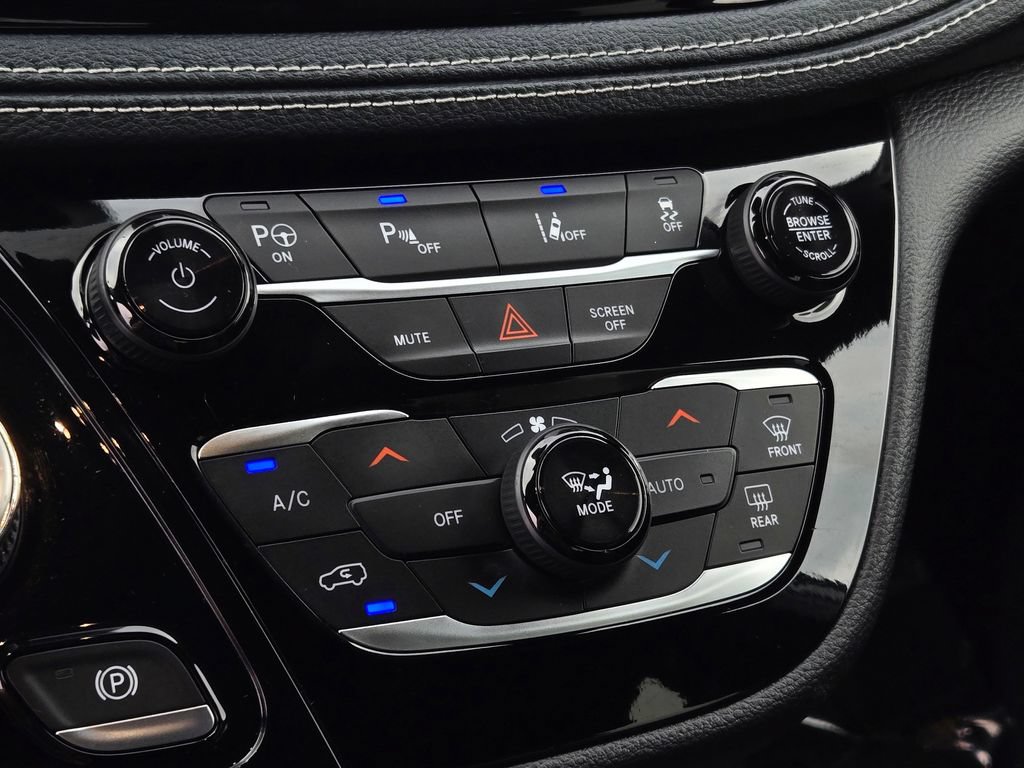 Used 2021 Chrysler Pacifica Touring-L w/ Uconnect Theater Family Group FWD image 46
