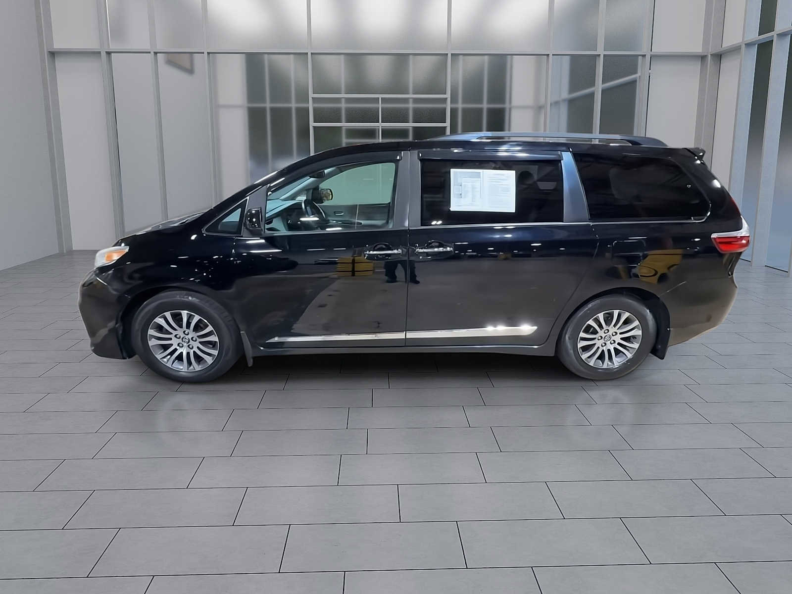 Used 2018 Toyota Sienna XLE w/ XLE Navigation Package image 5