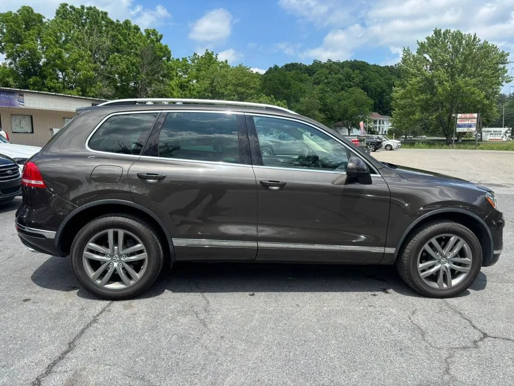 Used 2016 Volkswagen Touareg TDI AWD/4WD image 9