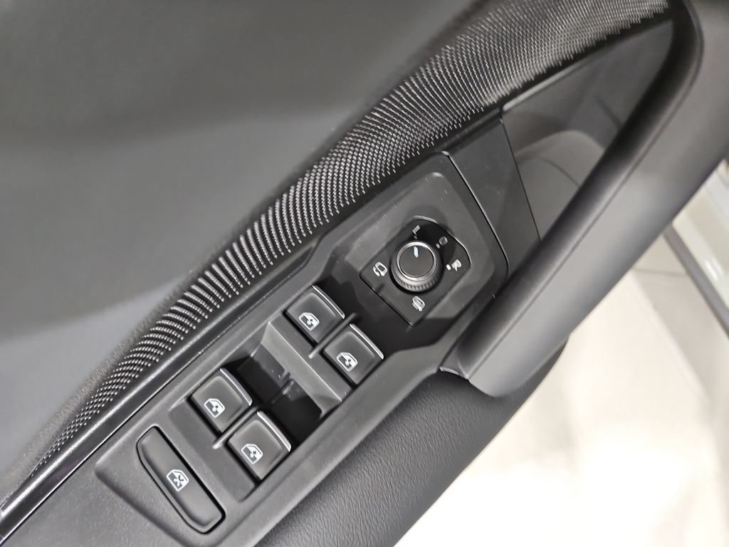 New 2026 Volkswagen Tiguan SEL R-Line AWD/4WD image 11