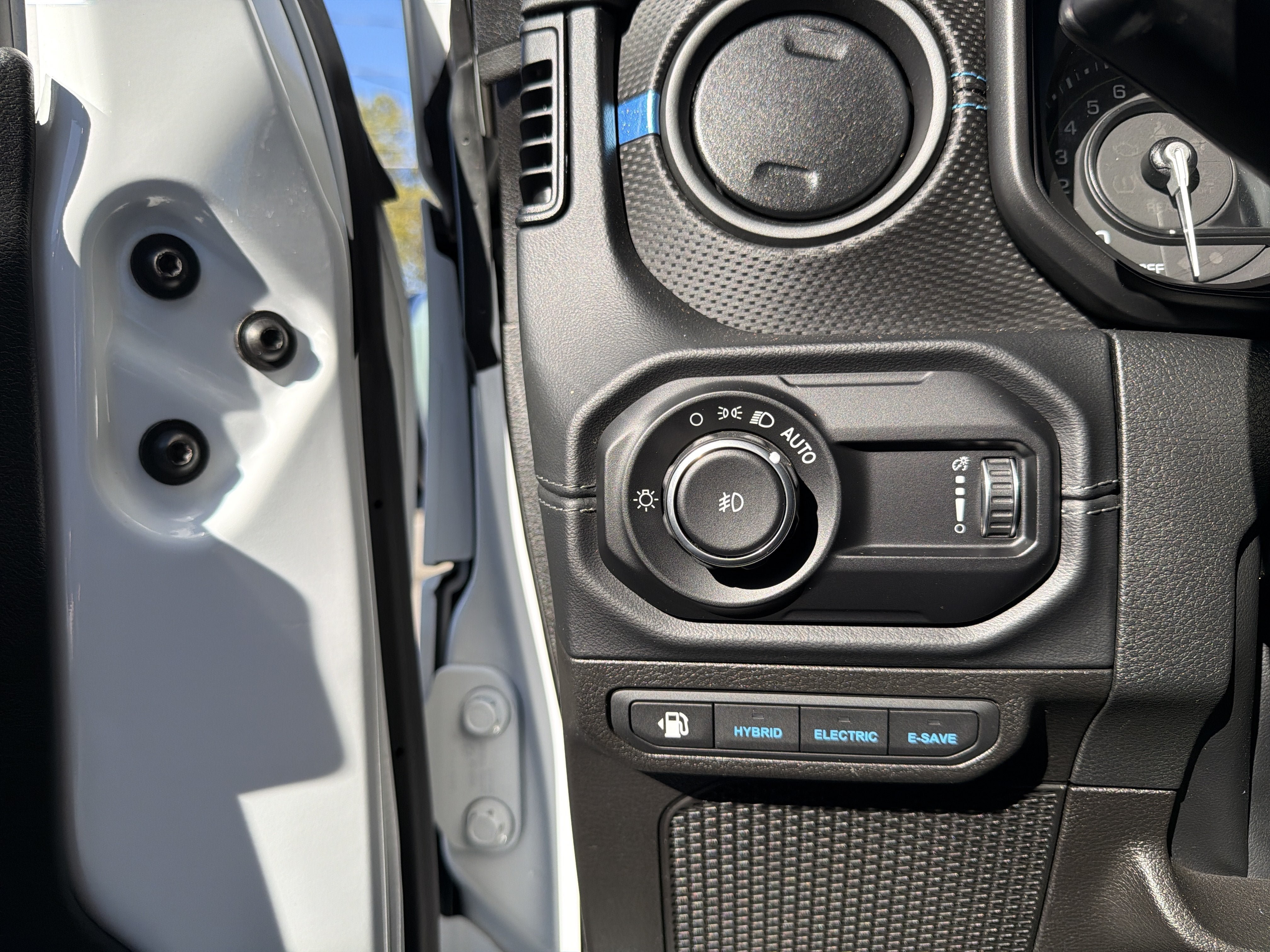 Used 2024 Jeep Wrangler Unlimited Rubicon 4xe w/ Technology Group AWD/4WD image 16