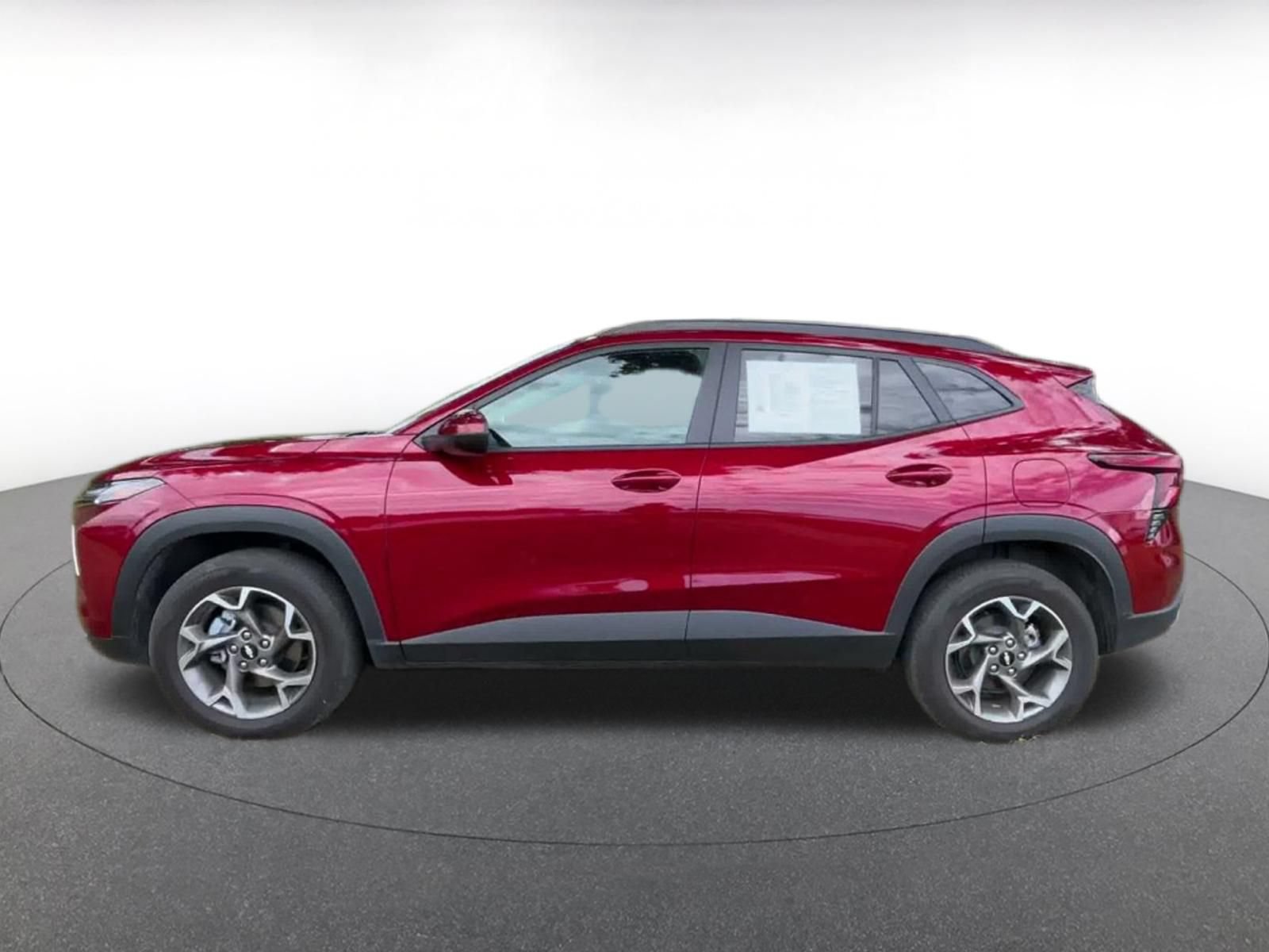 Used 2025 Chevrolet Trax LT FWD image 8