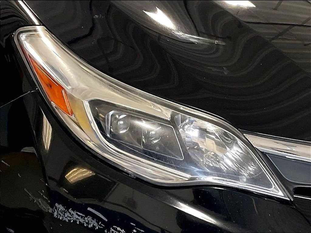 Used 2018 Toyota Avalon XLE FWD image 32