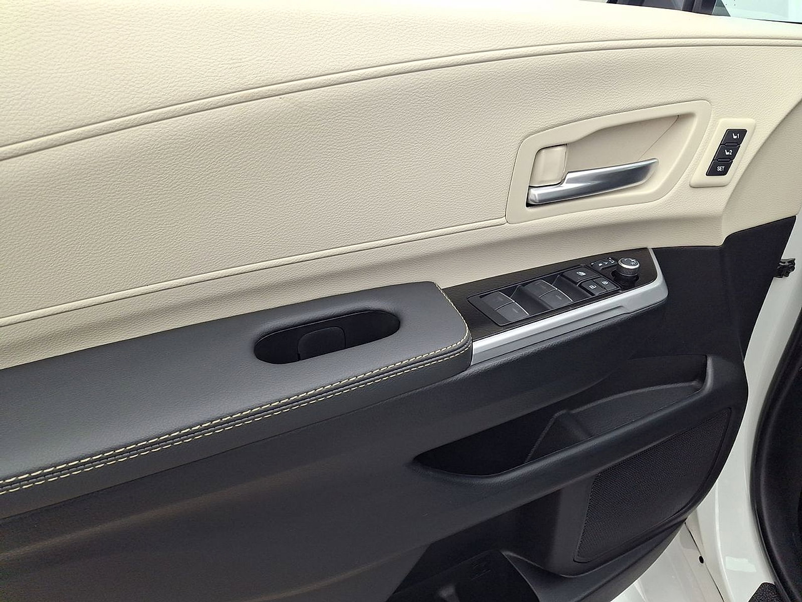 Used 2026 Toyota Sienna Limited FWD image 10