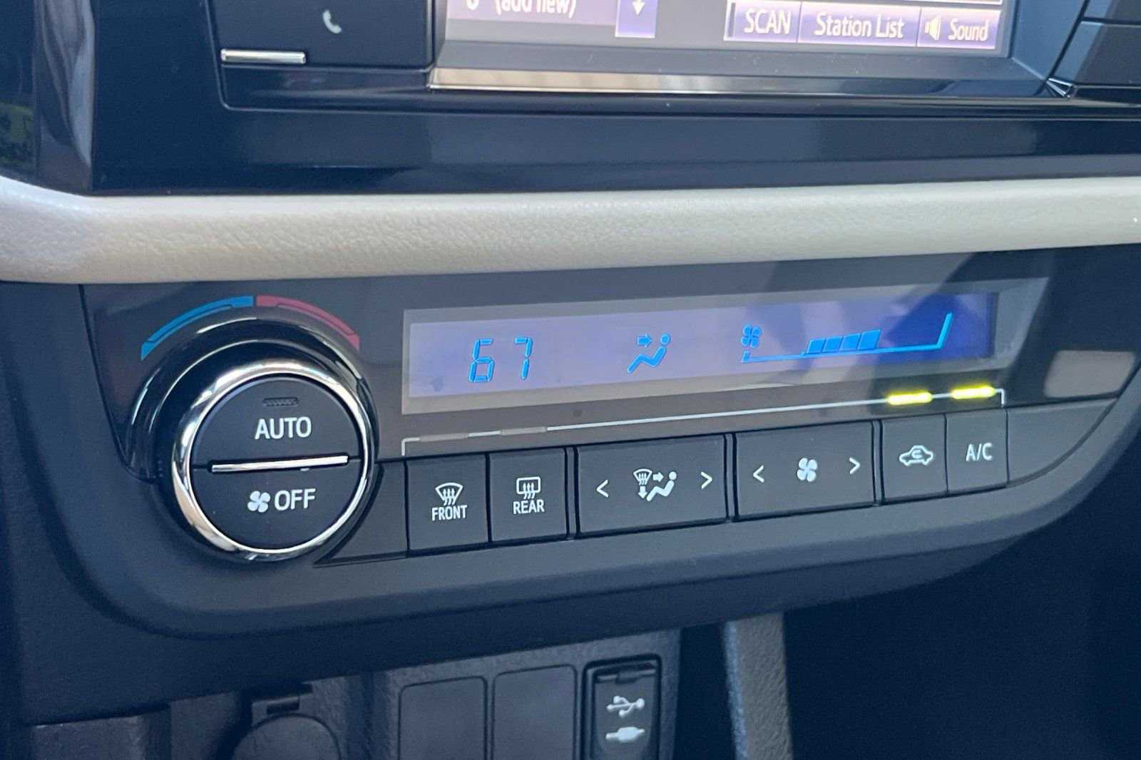 Used 2015 Toyota Corolla LE image 19