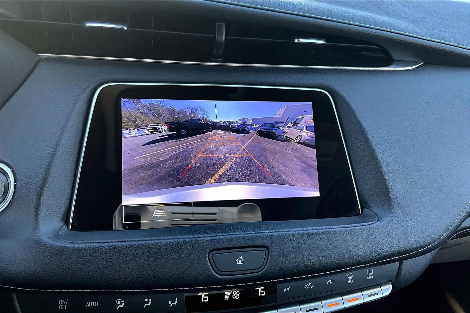 Used 2022 Cadillac XT4 Luxury w/ Cold Weather Package image 9