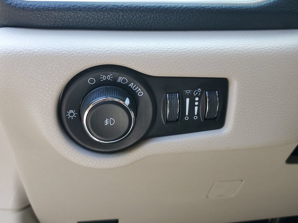 Used 2023 Chrysler Pacifica Limited FWD image 20