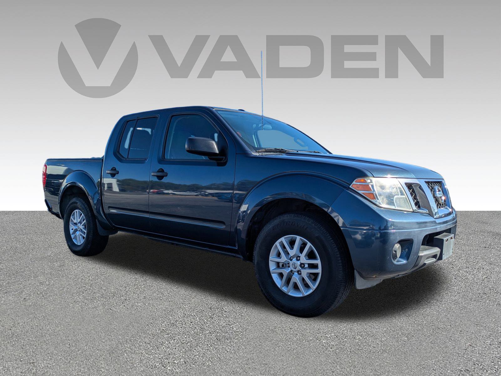 Used 2015 Nissan Frontier SV image 3
