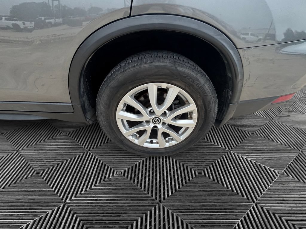 Used 2019 Nissan Rogue S w/ Special Edition Package FWD image 19