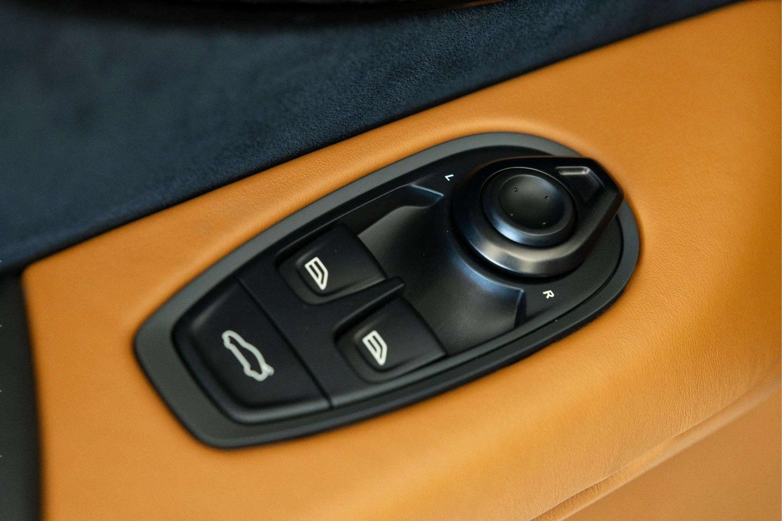 Used 2025 Aston Martin V8 Vantage Coupe RWD image 25