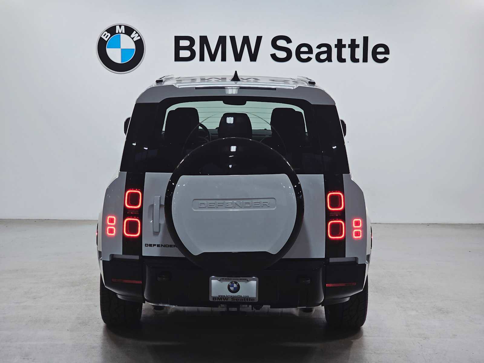 Used 2024 Land Rover Defender 130 X-Dynamic SE image 5