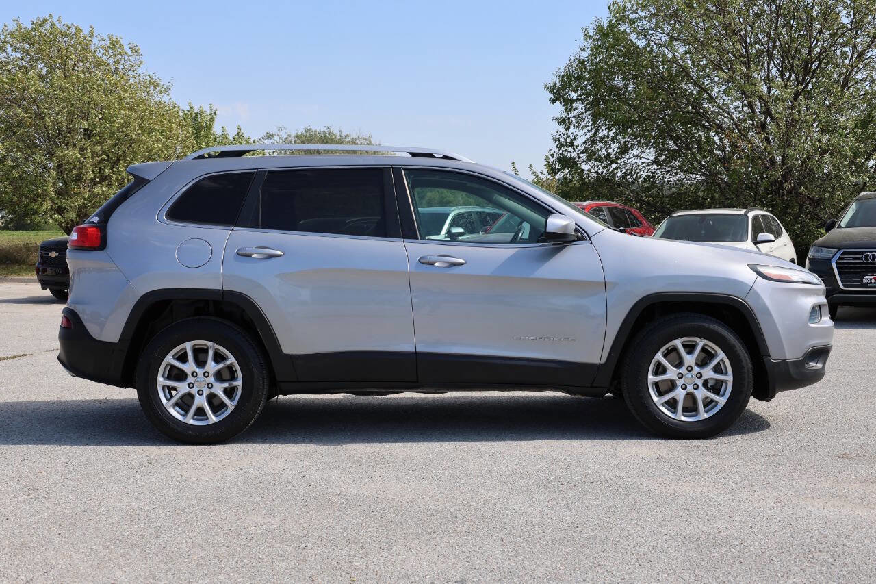 Used 2016 Jeep Cherokee Latitude w/ Comfort & Sound Group AWD/4WD image 7