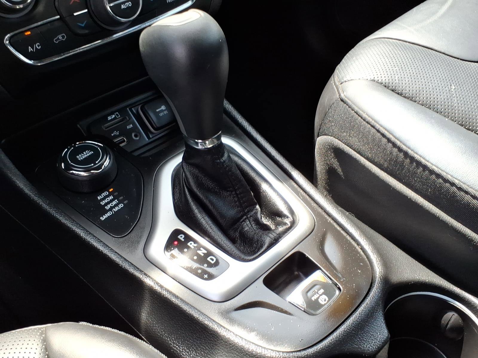 Used 2018 Jeep Cherokee Overland w/ Technology Group image 20
