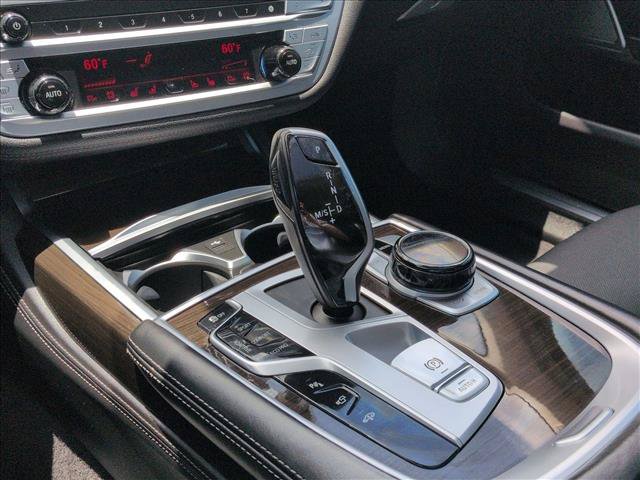 Used 2022 BMW 740i w/ Premium Package RWD image 10