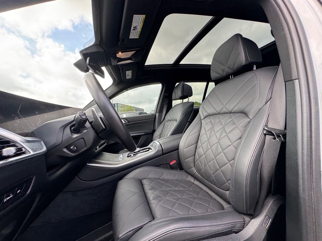 Used 2025 BMW X5 xDrive40i w/ M Sport Package image 17