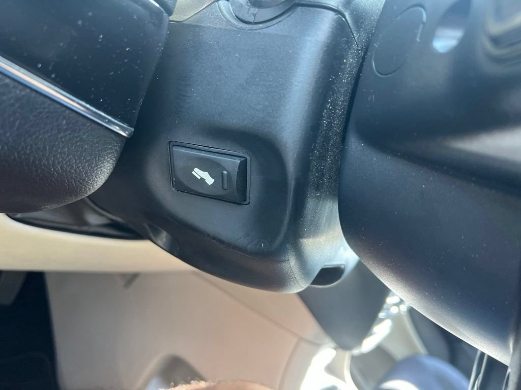 Used 2014 Chrysler Town & Country Touring-L FWD image 46