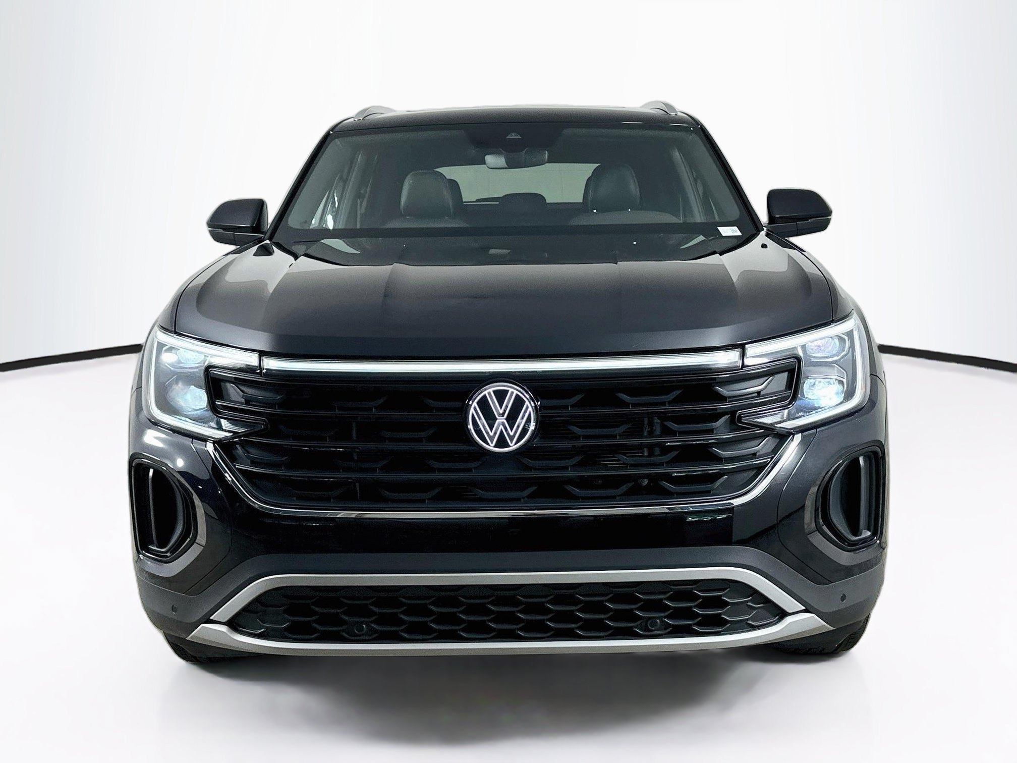 Used 2025 Volkswagen Atlas Cross Sport SE AWD/4WD image 2
