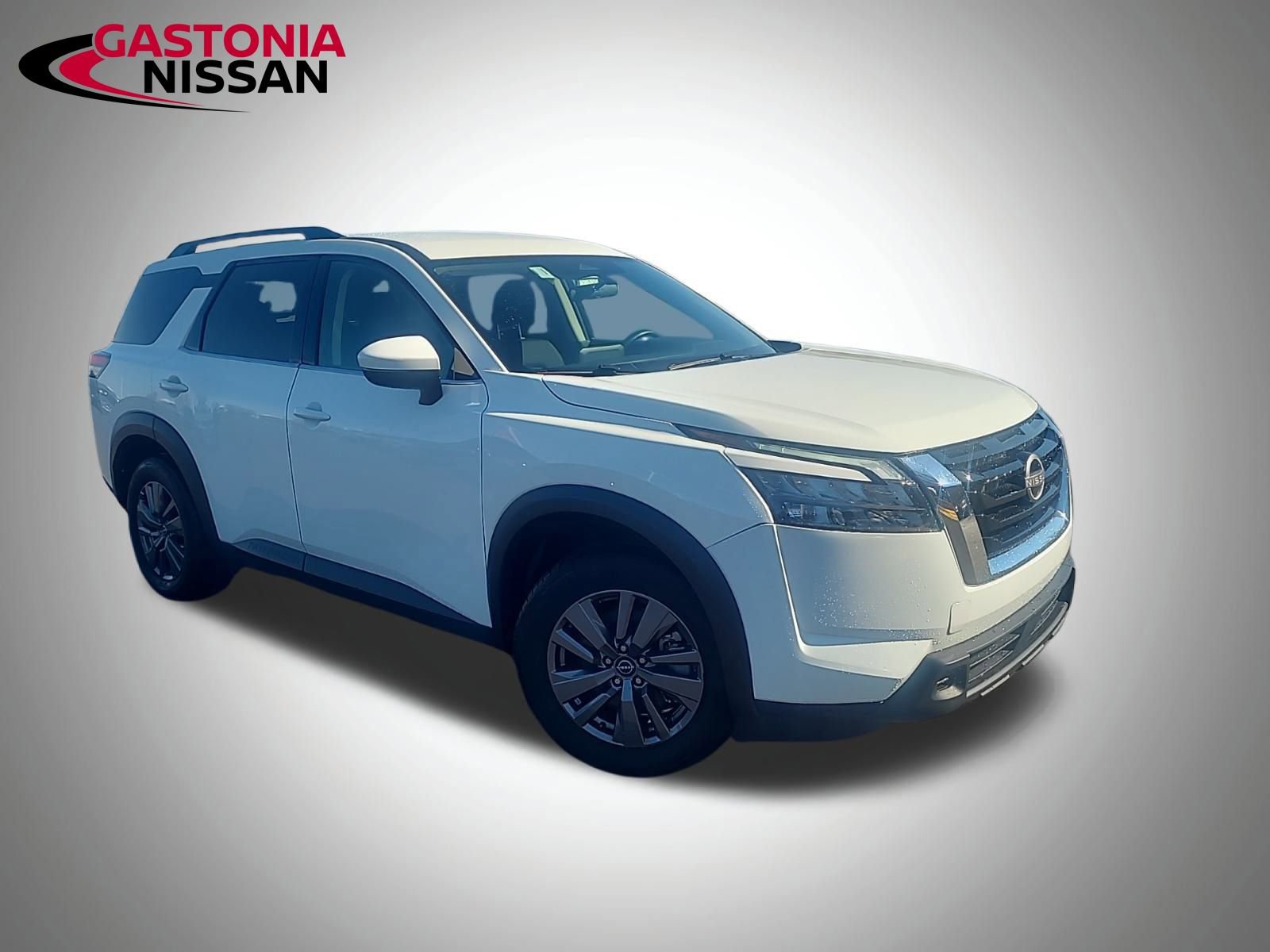 Used 2024 Nissan Pathfinder SV image 2