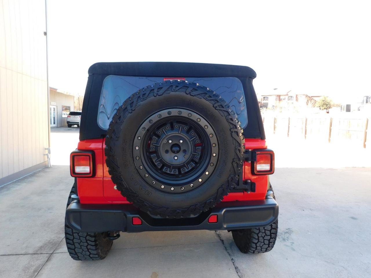 Used 2018 Jeep Wrangler Unlimited Sahara w/ Uconnect 4C Nav & Sound Group image 8