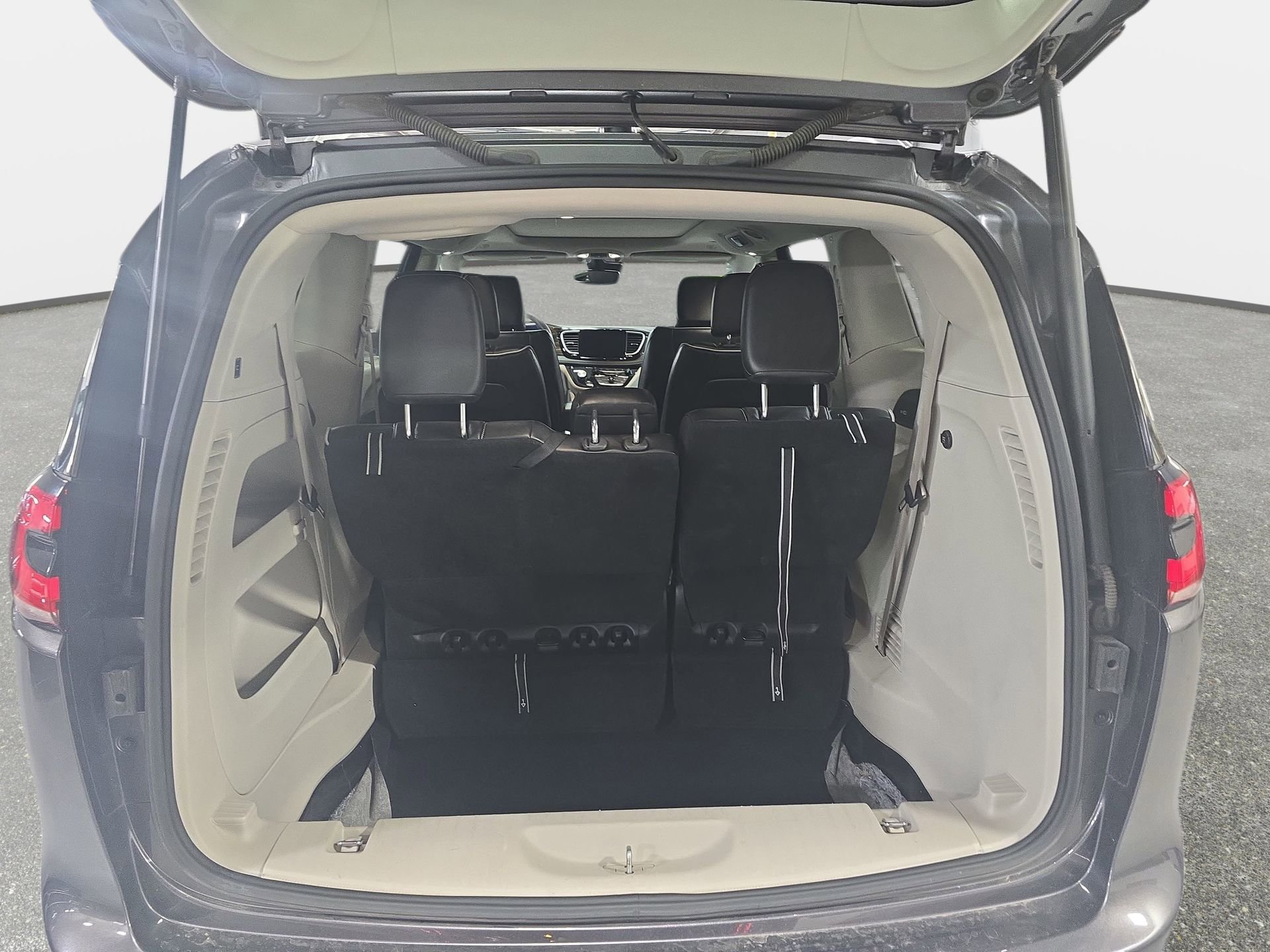 Used 2023 Chrysler Pacifica Limited image 12