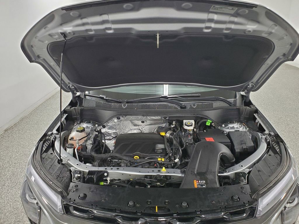 Certified 2025 Chevrolet Trax RS w/ Driver Confidence Package image 9