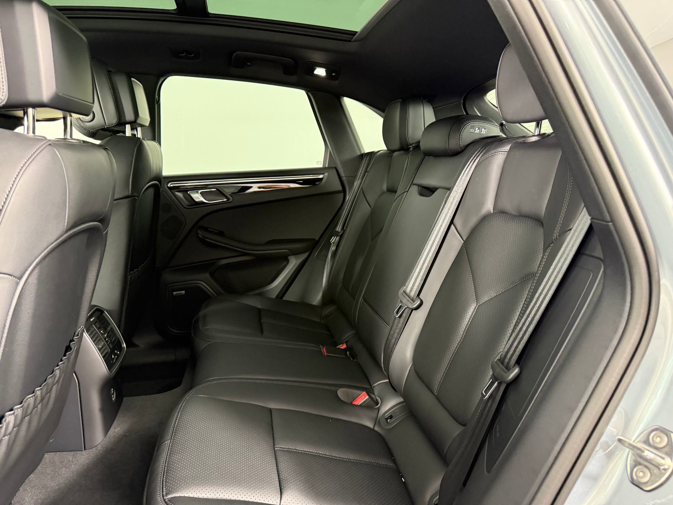 Certified 2026 Porsche Macan AWD/4WD image 15