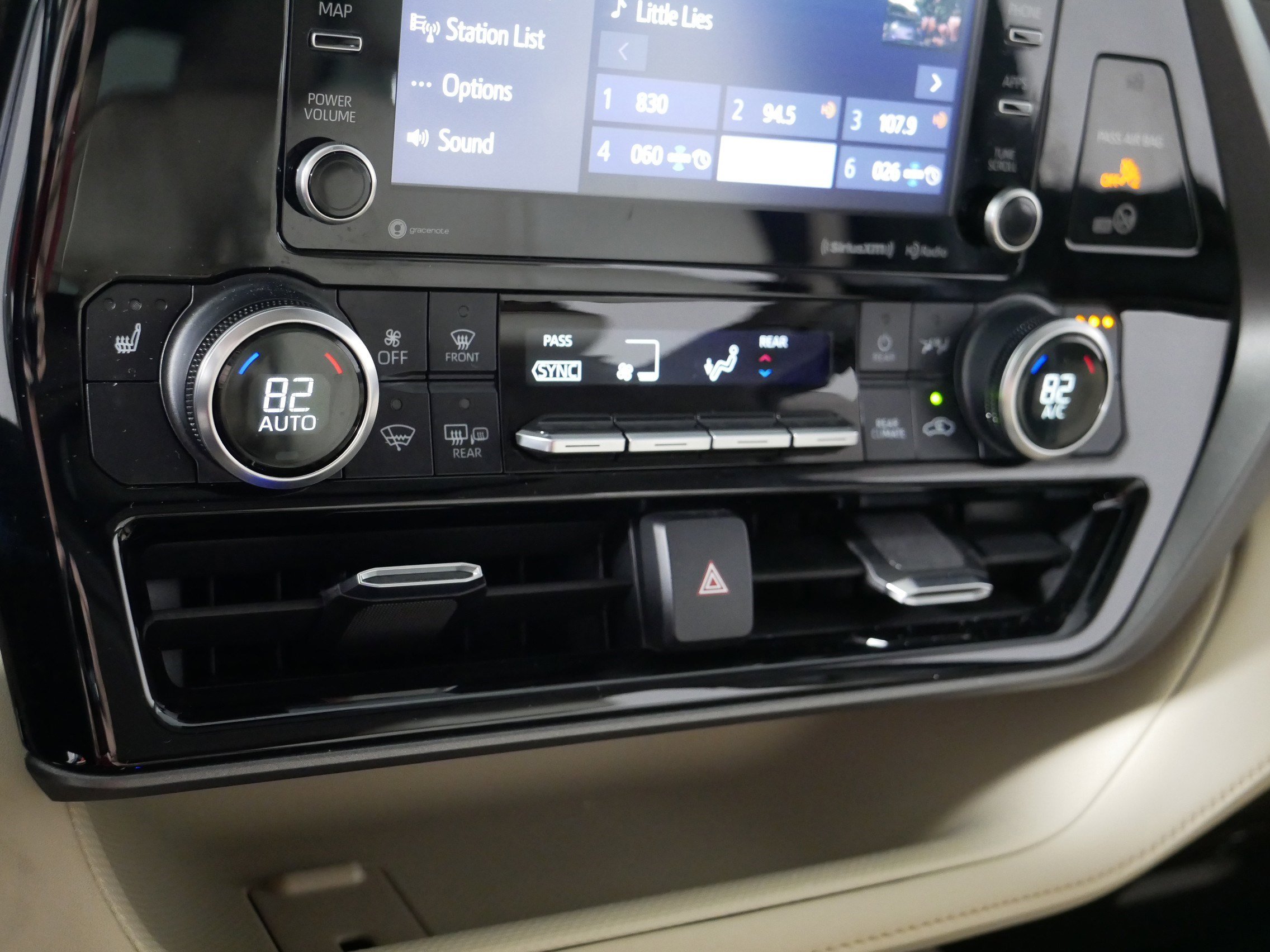 Used 2022 Toyota Highlander XLE AWD/4WD image 23