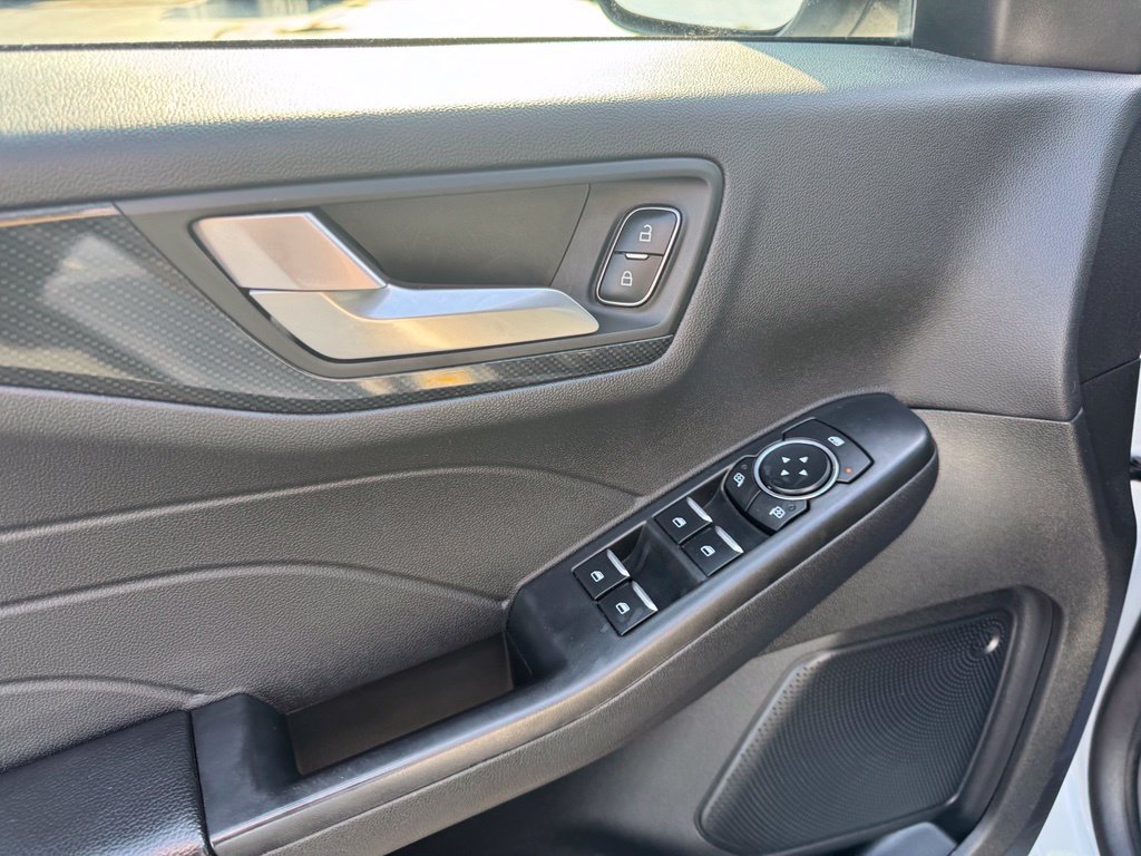 Certified 2025 Ford Escape ST-Line Select AWD/4WD image 3