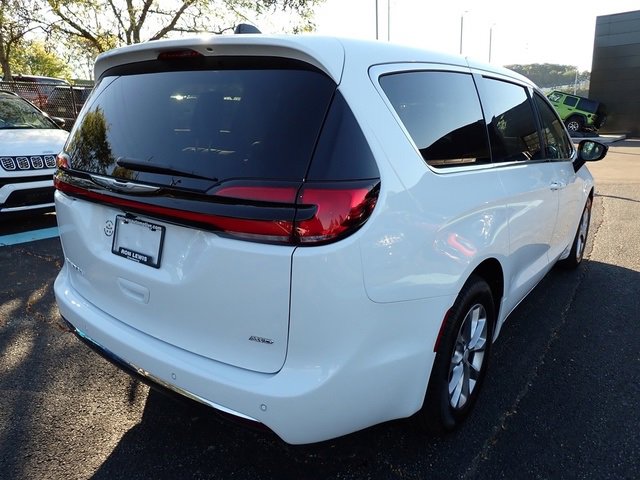New 2026 Chrysler Pacifica Select image 7