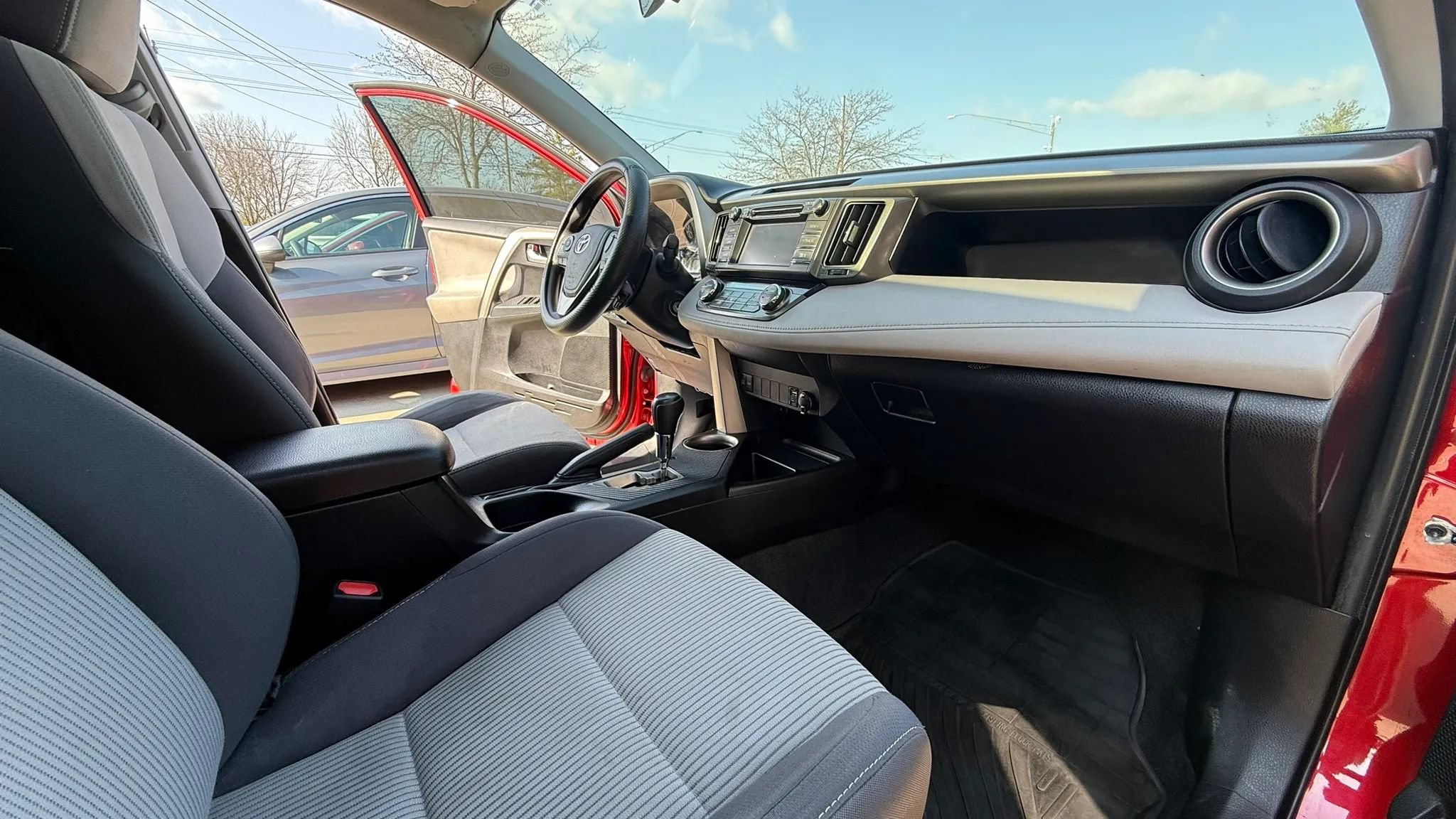 Used 2015 Toyota RAV4 XLE AWD/4WD image 10
