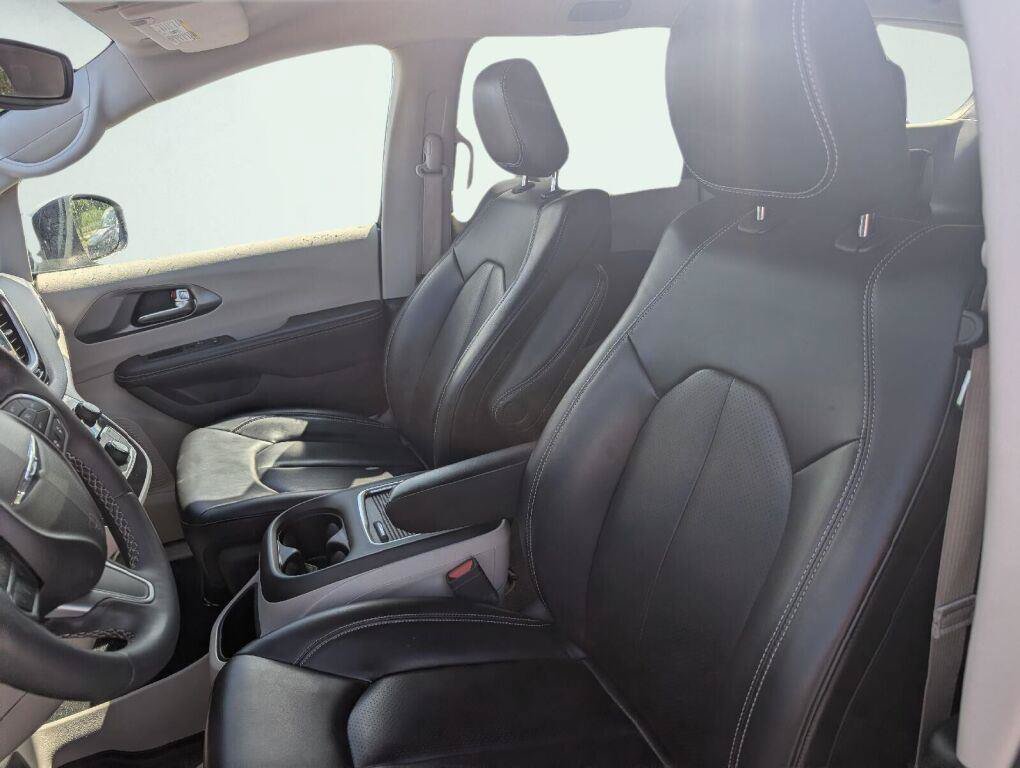 Used 2023 Chrysler Pacifica Touring-L FWD image 29