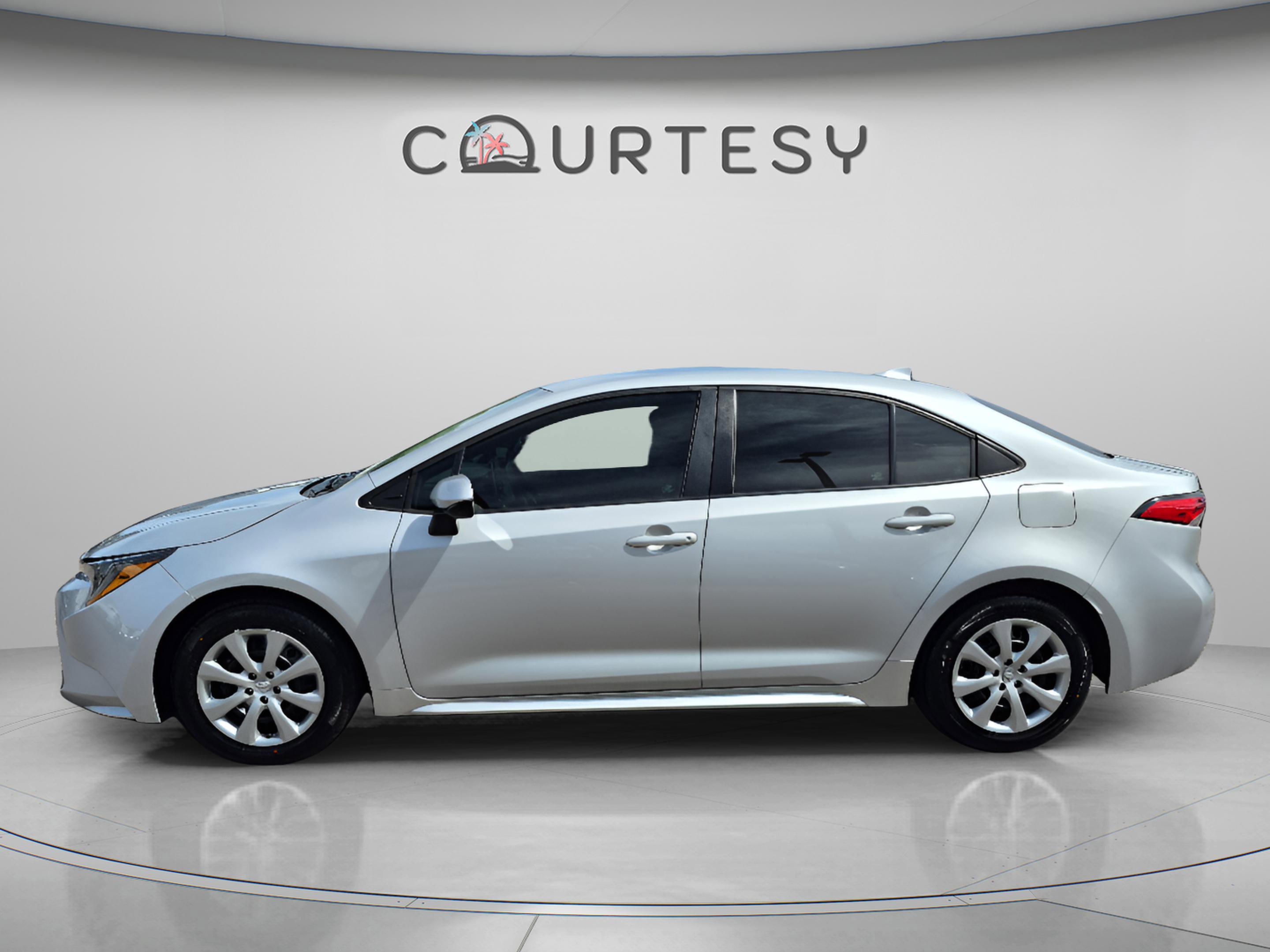 Used 2021 Toyota Corolla LE FWD image 2