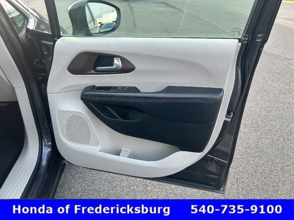 Used 2017 Chrysler Pacifica Touring-L Plus FWD image 12