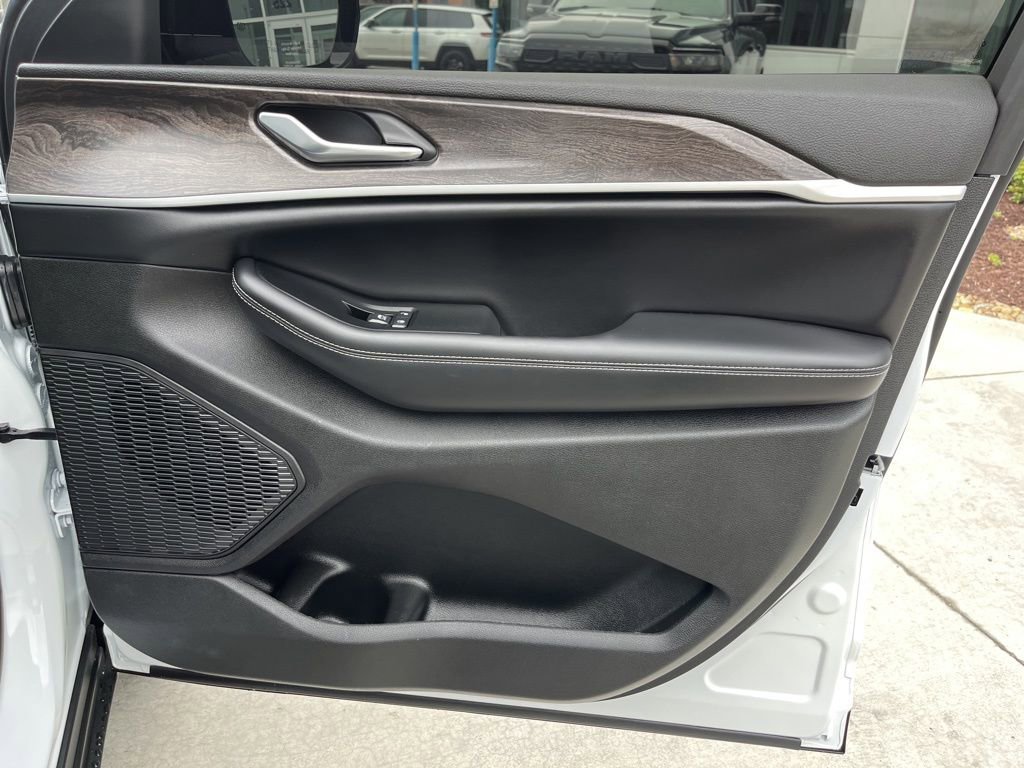 New 2025 Jeep Grand Cherokee L Limited image 31