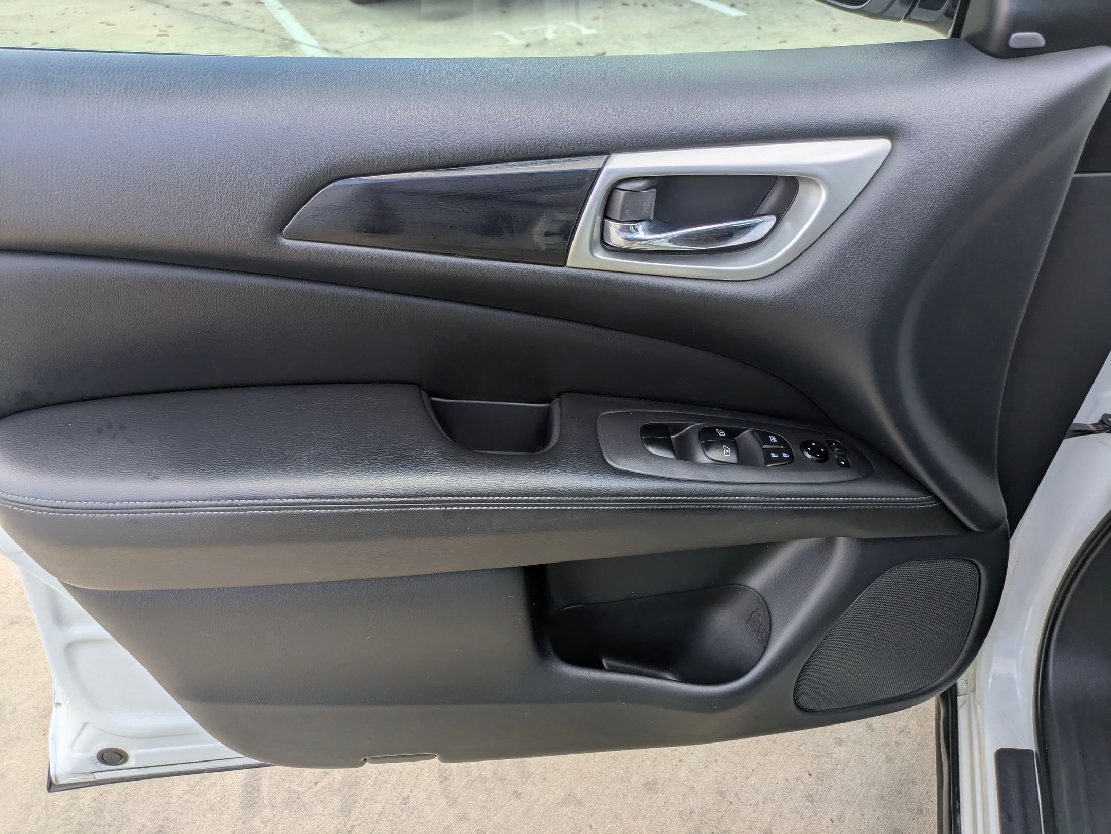 Used 2020 Nissan Pathfinder SV image 10