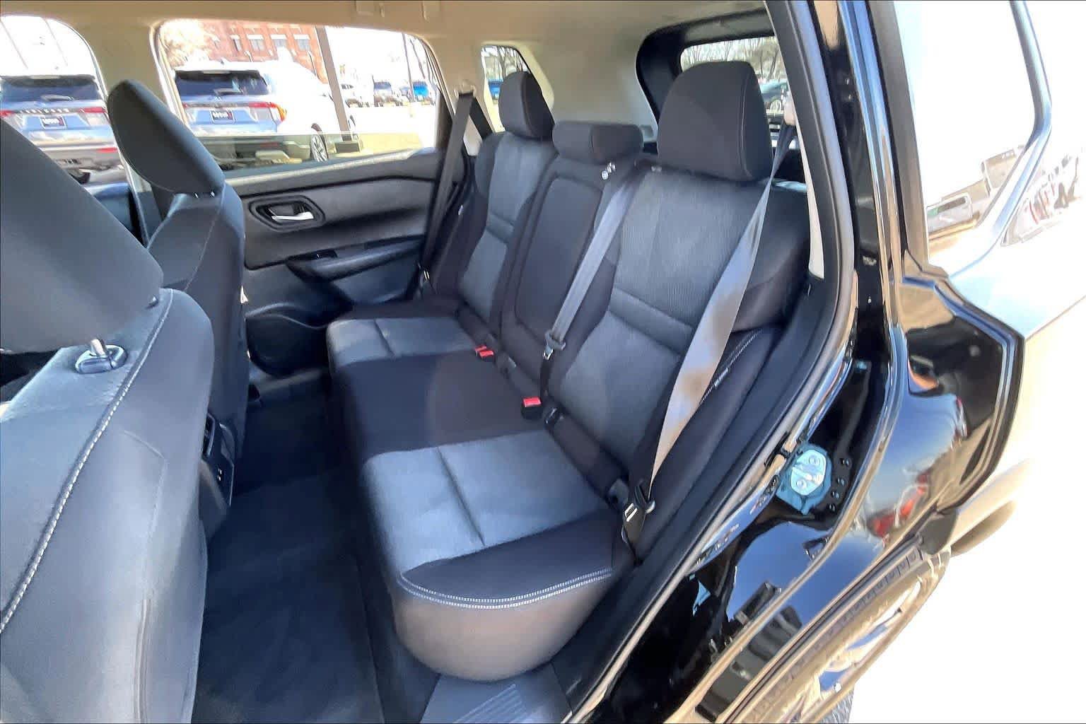 Used 2025 Nissan Rogue SV image 21