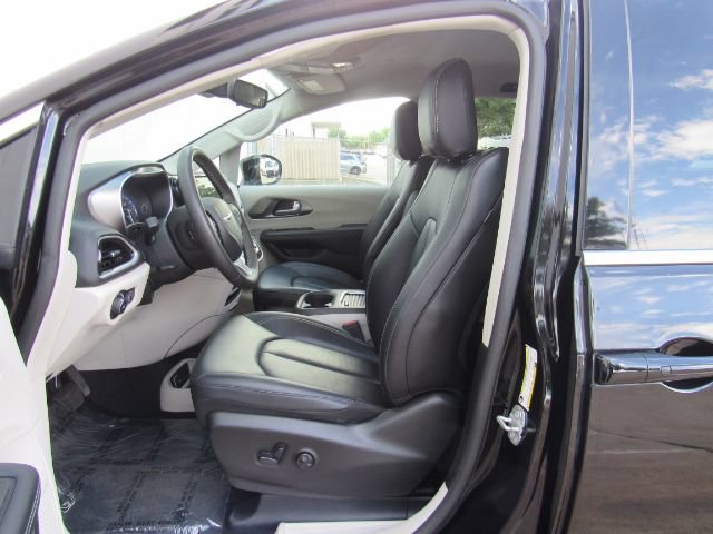 Used 2024 Chrysler Pacifica Touring-L FWD image 15