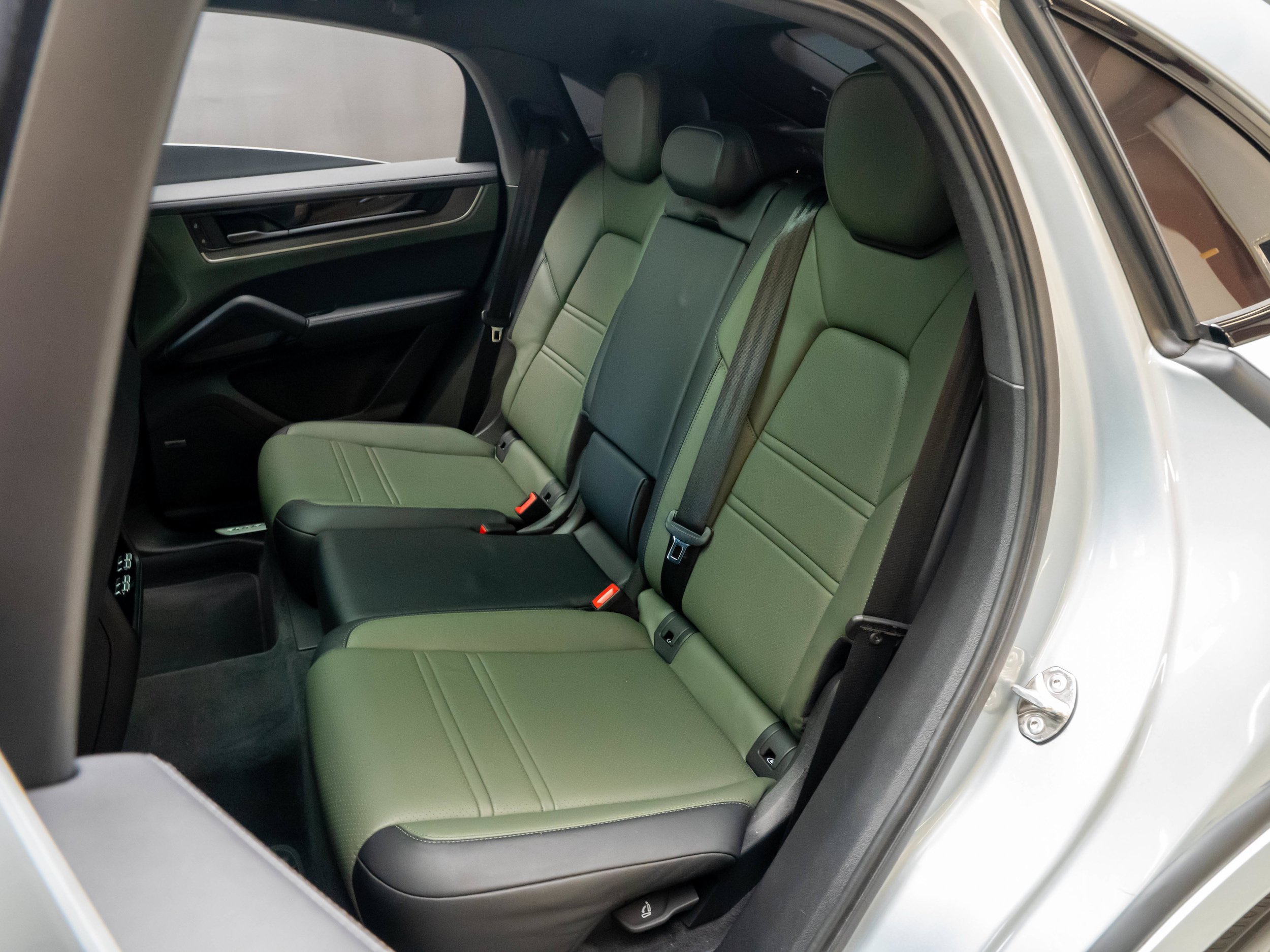 Certified 2024 Porsche Cayenne Coupe AWD/4WD image 33
