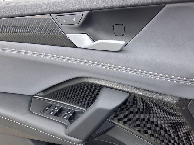 Used 2025 Volkswagen Tiguan SE image 29